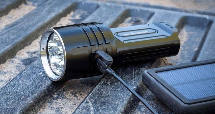 Lampe torche tactique puissante